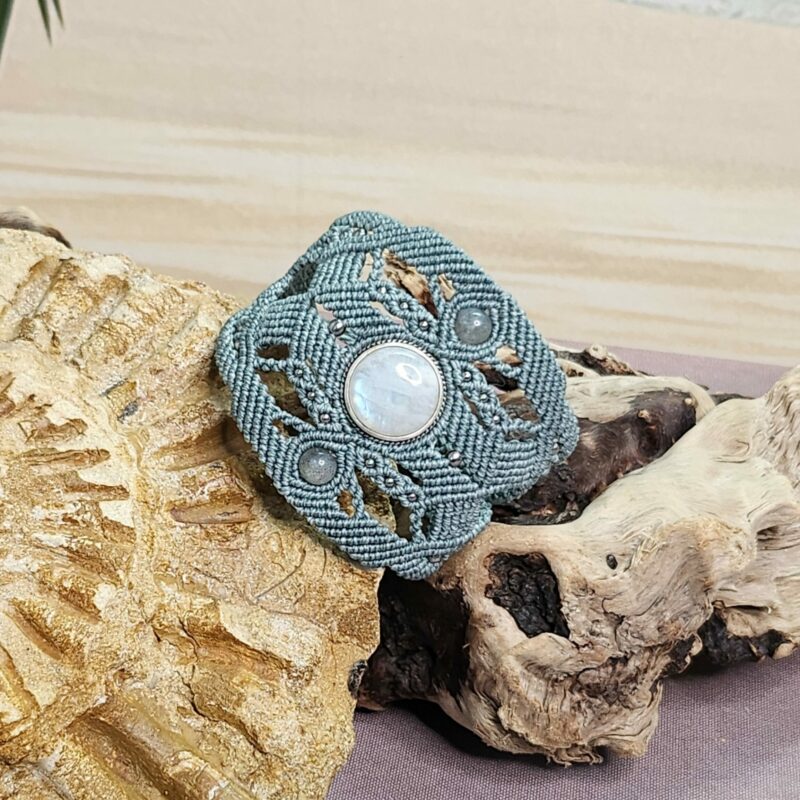 Bracelet manchette LUNA en micro macramé et Pierre de lune